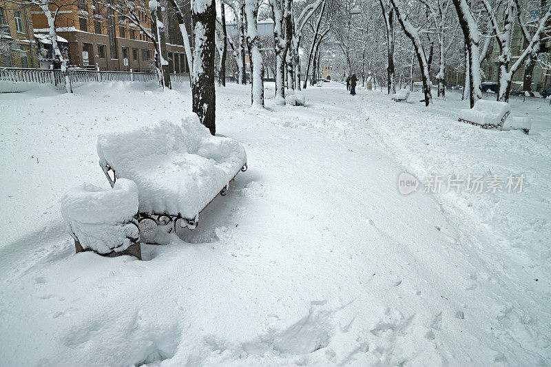 冬天。雪覆盖的广场