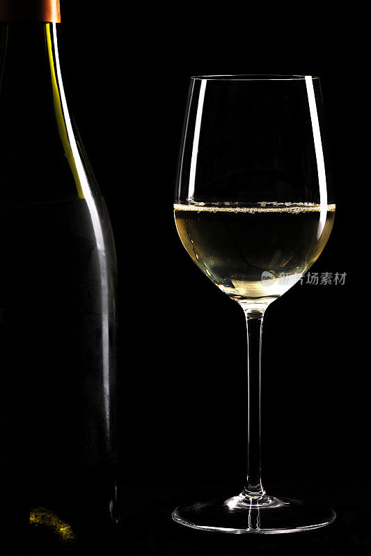 一杯白葡萄酒和一瓶