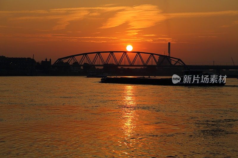夕阳中的奈梅亨铁路桥