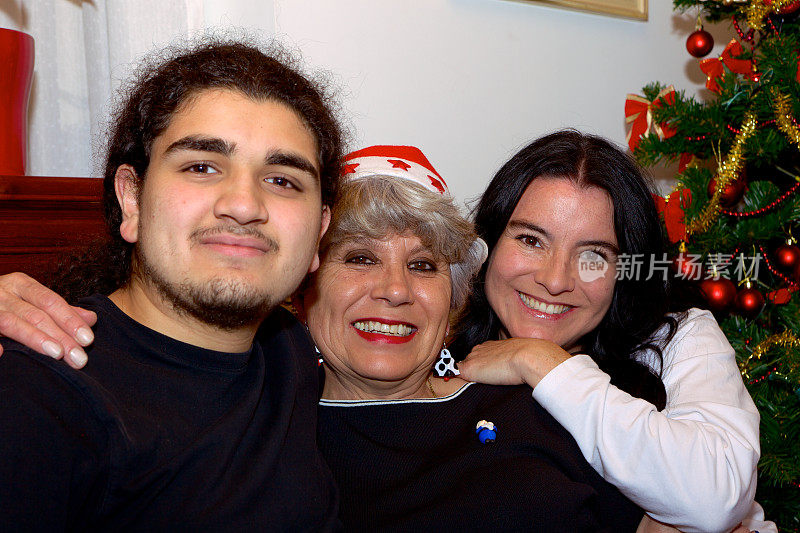 哥伦比亚的圣诞节——一家人在客厅里，面带微笑
