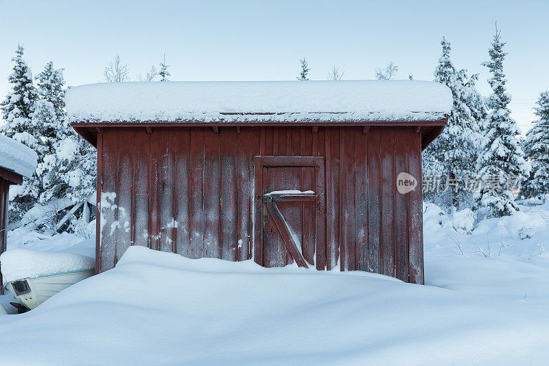 与世隔绝的小木屋在遥远的北极冬天的景象
