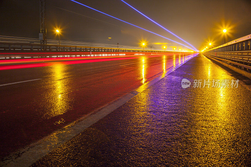 雨夜的反光灯和路面