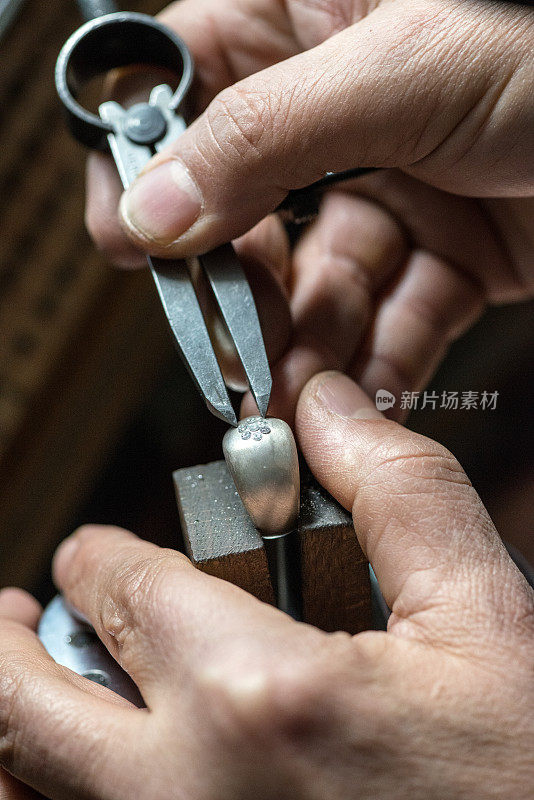 专业宝石镶嵌珠宝工艺实验室:检查戒指上的钻石