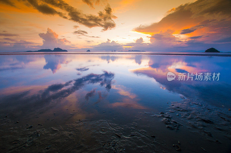 美丽的热带海滩对着大海和天空。