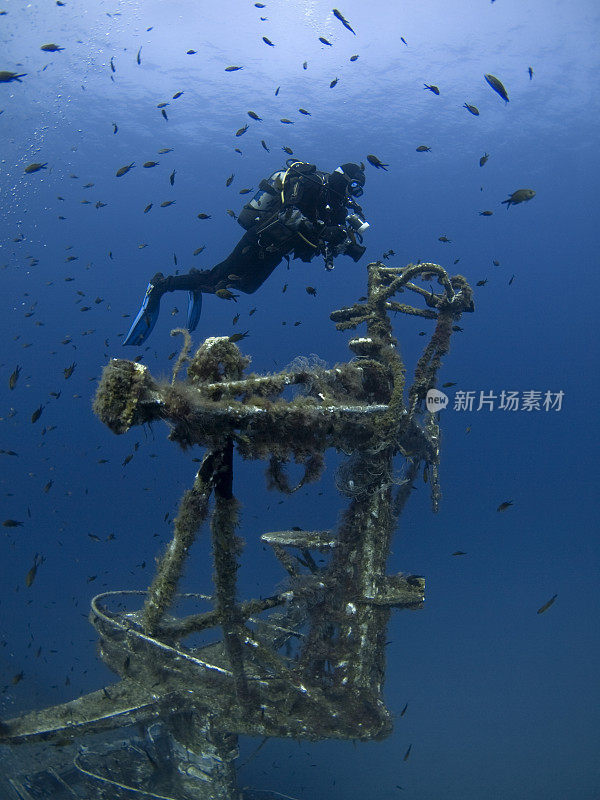 水下摄影师正在测量桅杆