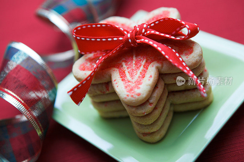 圣诞饼干和丝带蝴蝶结