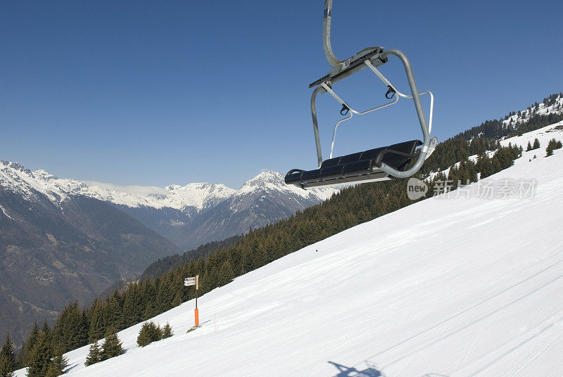空的滑雪升降椅