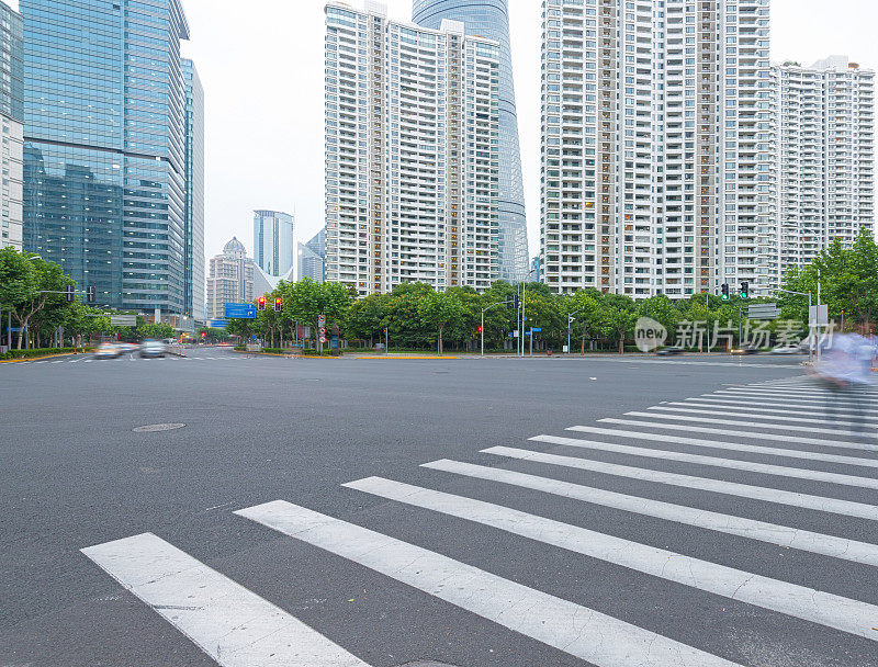 中国上海陆家嘴的世纪大道街景。