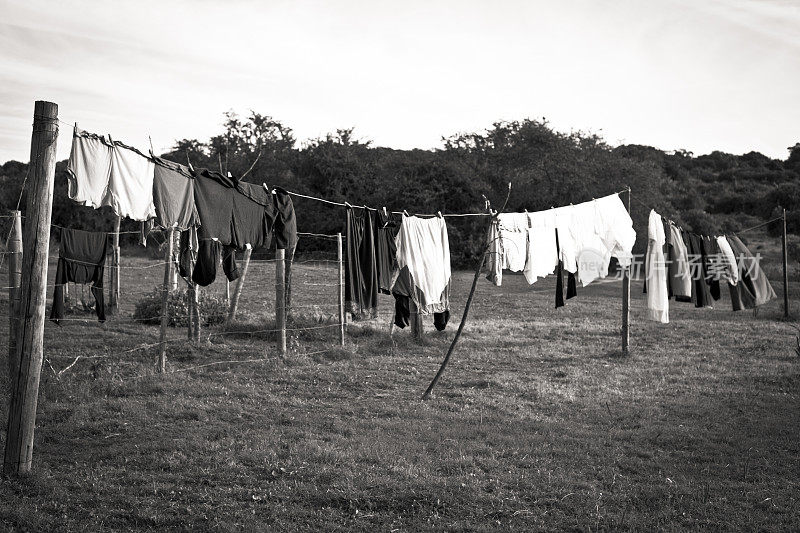 在非洲农村的一根绳子上晾着衣服