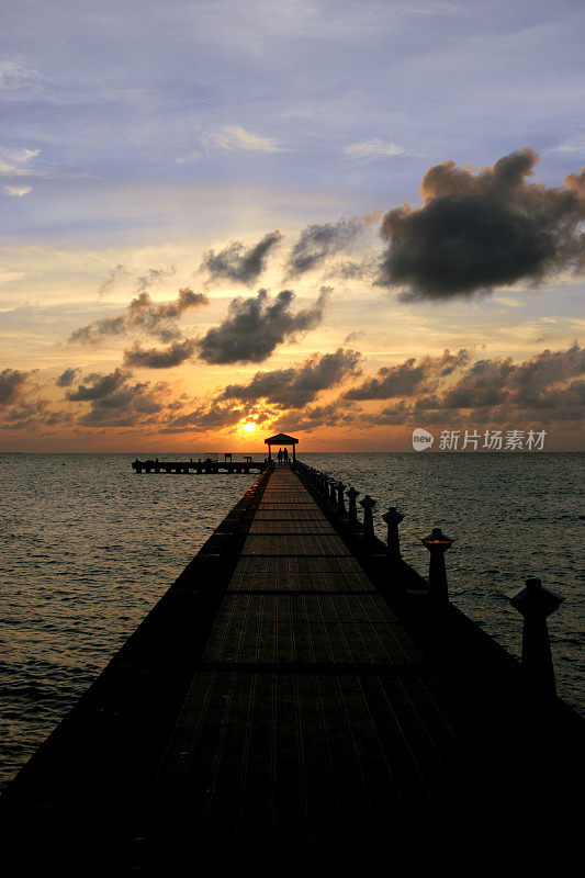 度蜜月的人欣赏夕阳