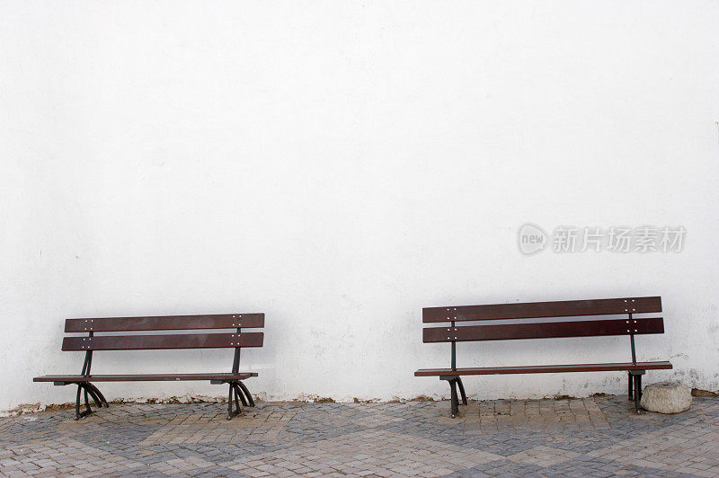 葡萄牙小镇的两张空长椅