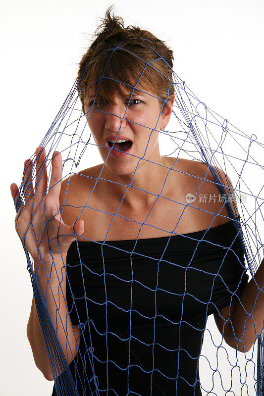一个女人被鱼网缠住了