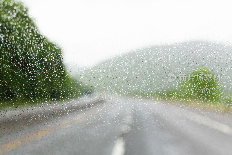 驾驶雨挡风玻璃空高速公路