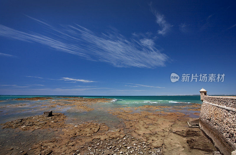 圣塞巴斯蒂安城堡在加的斯和海洋