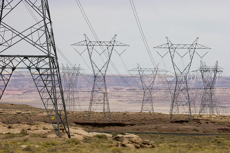 亚利桑那沙漠上的高压输电线路和输电塔