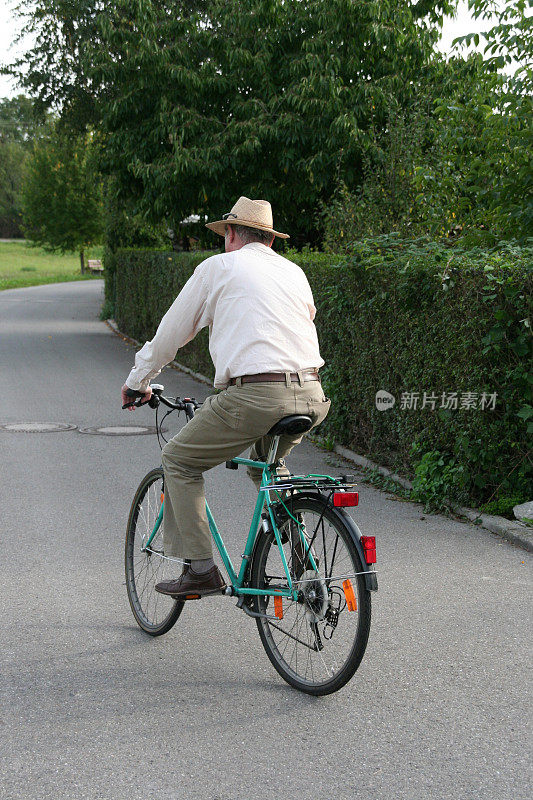 骑着自行车的老人