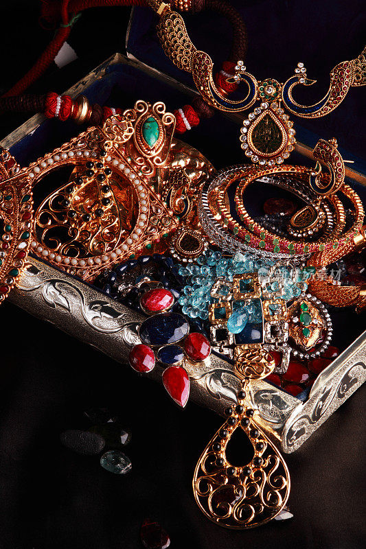 装满现代印度风格黄金珠宝的首饰盒