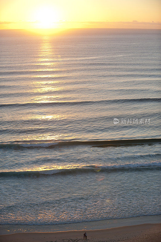 一对夫妇在看海上的日出