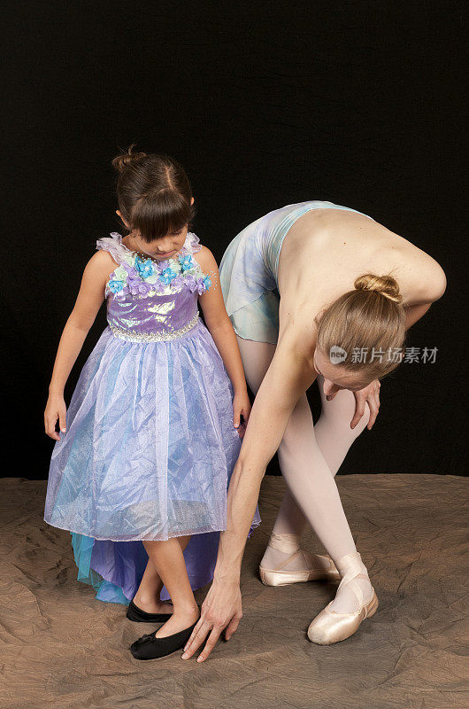 小女孩学芭蕾舞