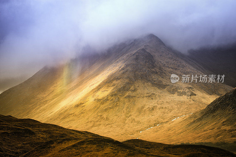 黑色的山