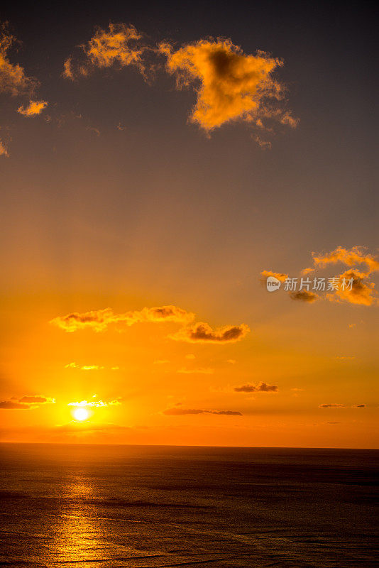 美国夏威夷海滩上完美的日落