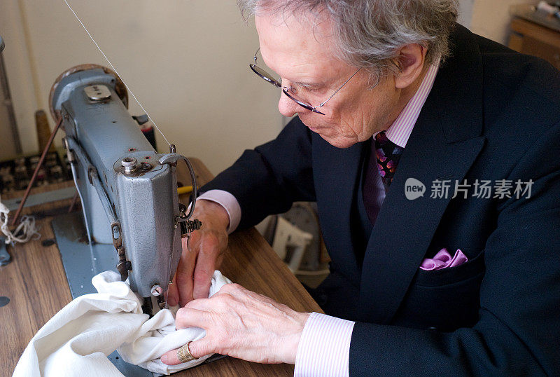 传统裁缝使用缝纫机
