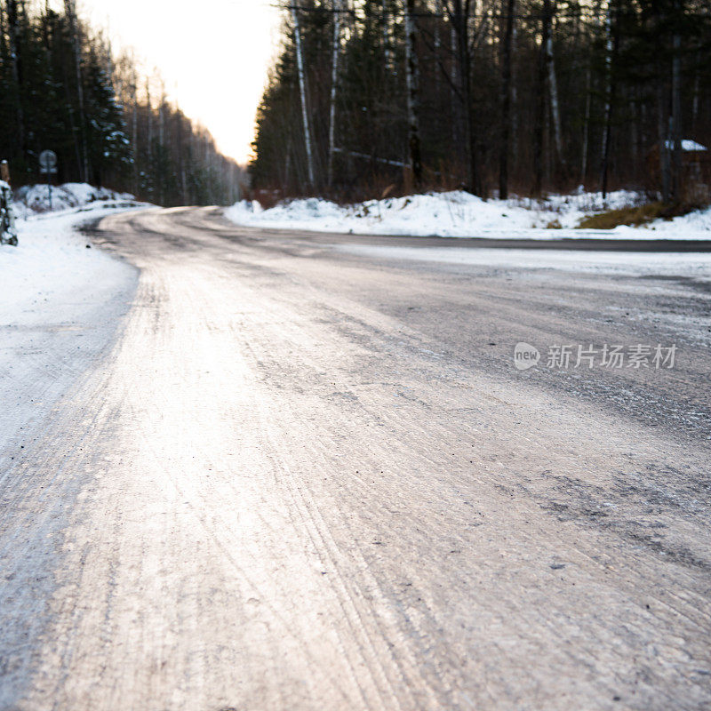 冬天下雪的路