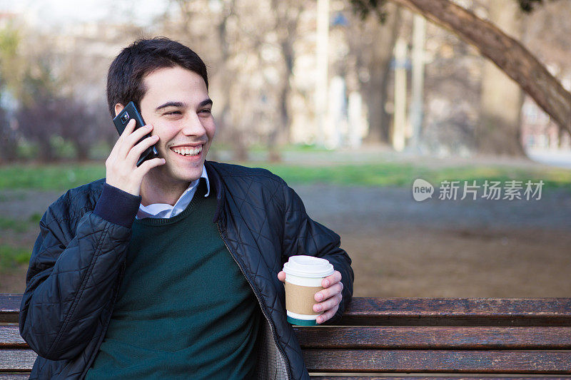 年轻人在电话里听到了一个好消息