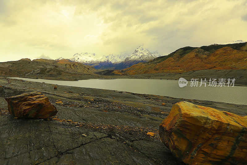 乌普萨拉冰川湖日落，阿根廷，戏剧性的巴塔哥尼亚景观