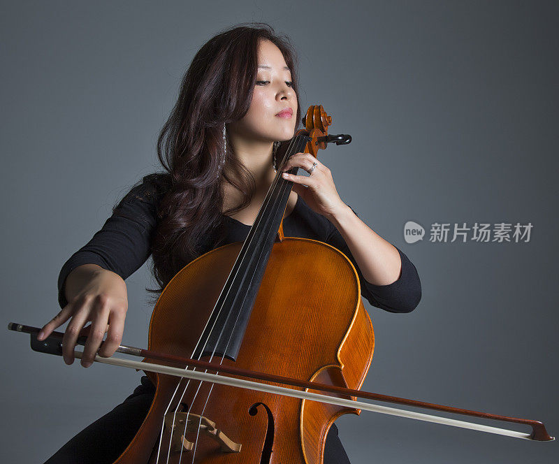 弹奏大提琴的女性大提琴家