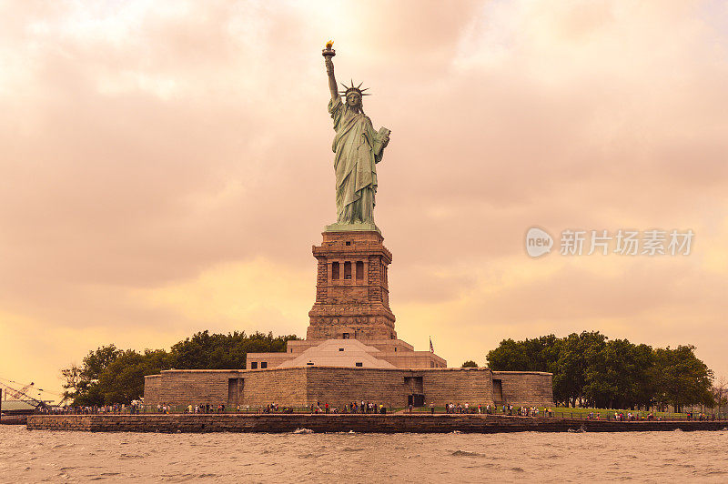 日落美国-纽约的自由女神像