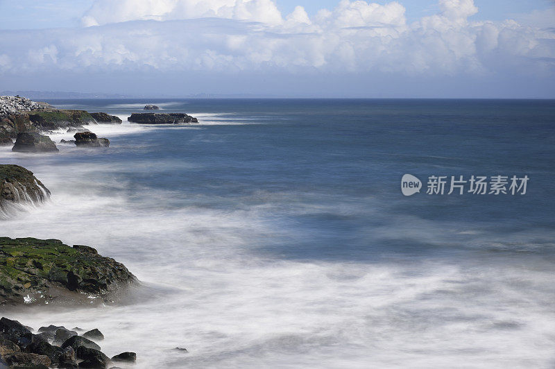 海浪冲击着海岸岩石