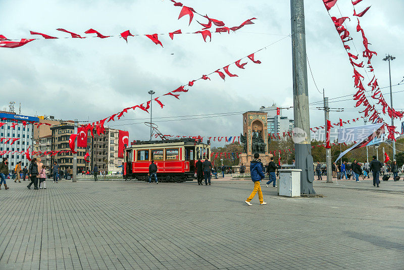 出租车广场，电车，共和国日旗帜，Beyoglu，土耳其伊斯坦布尔