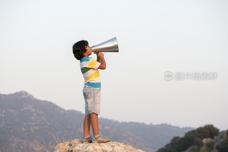 小男孩对着扩音器大喊大叫