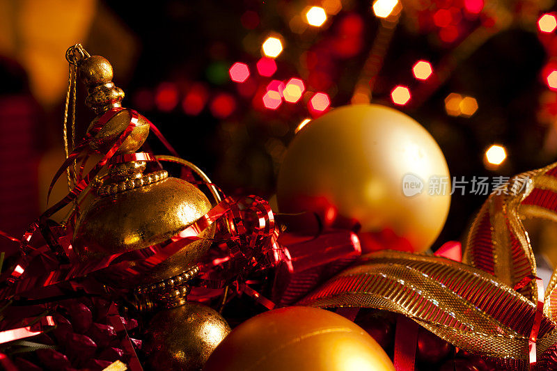 红色和金色的装饰品与圣诞灯的背景
