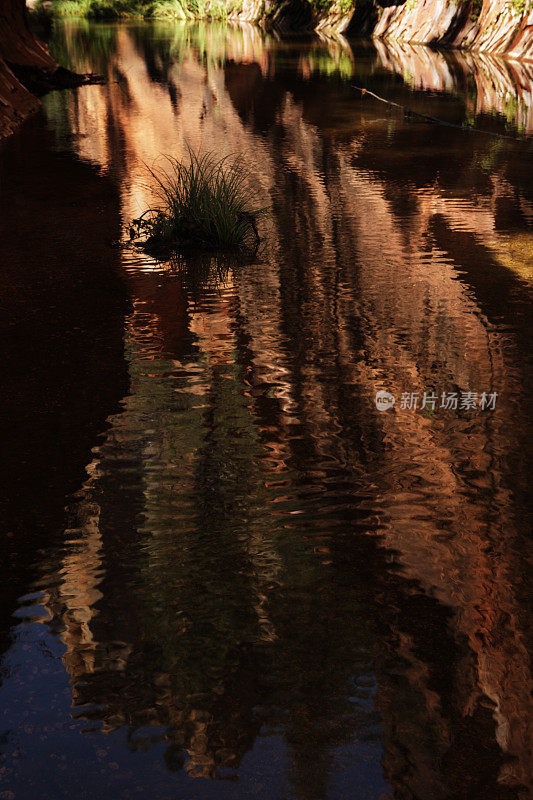 溪流涟漪红岩峡谷水道