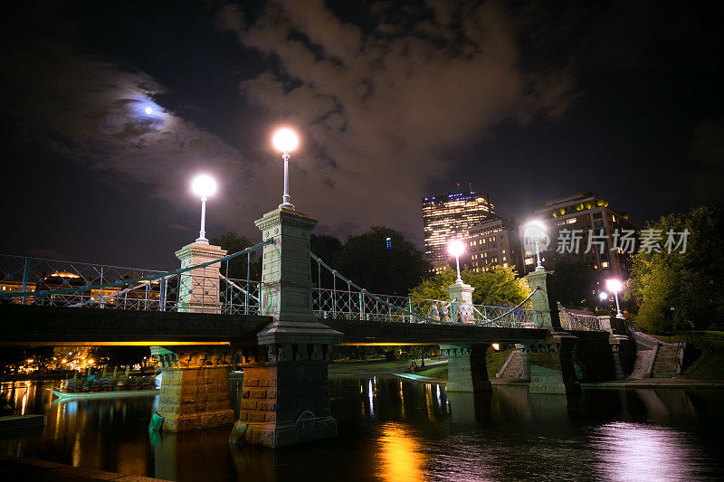 波士顿公共花园的桥，马萨诸塞州夜间