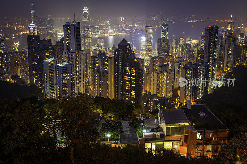香港高楼大厦，金色的灯光，霓虹灯，夜晚的摩天大楼，中国城市景观