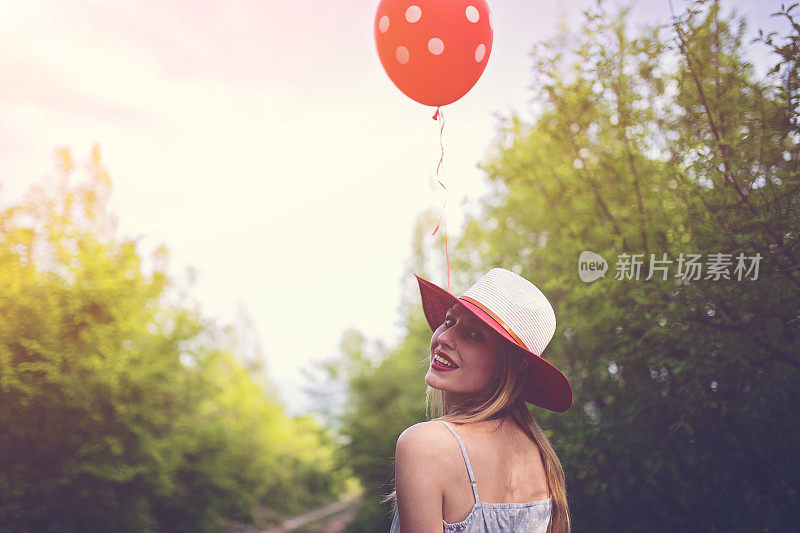 女孩和红气球