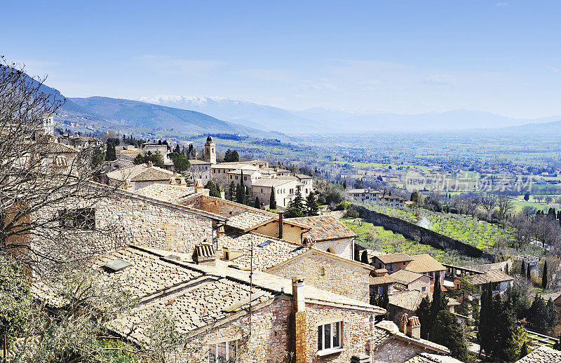 意大利翁布里亚的阿西西镇全景图。