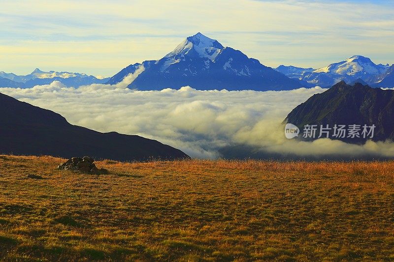 田园诗般的勃朗峰阿尔卑斯景观日出之上的云和山谷