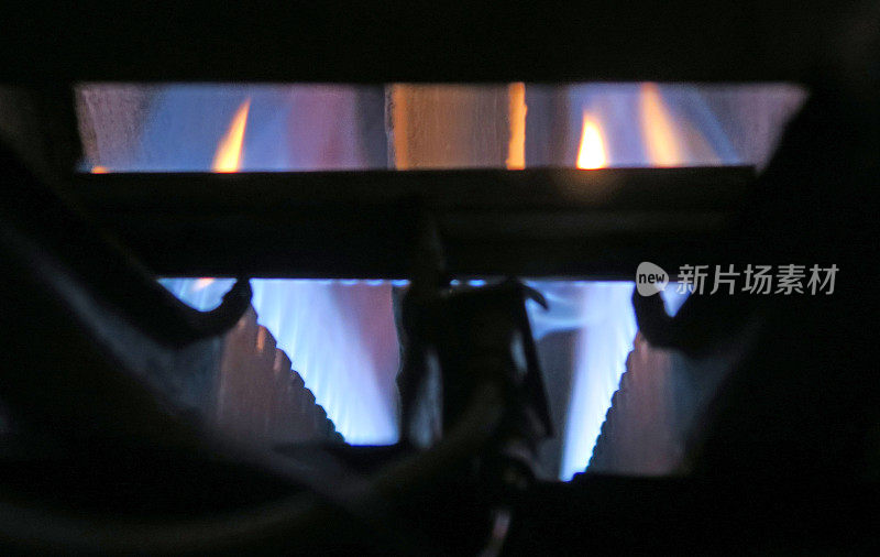 在一个天然气炉内与燃烧器在火焰-特写