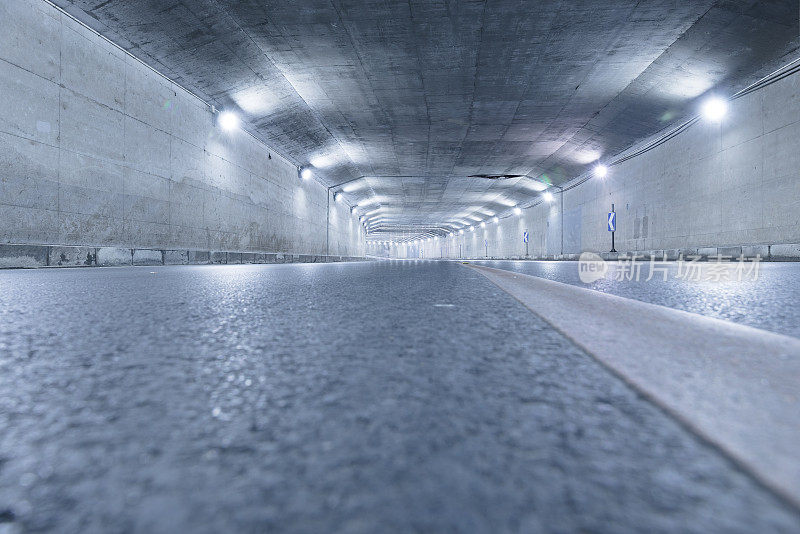 空无一人的高速公路进入了有灯光的隧道