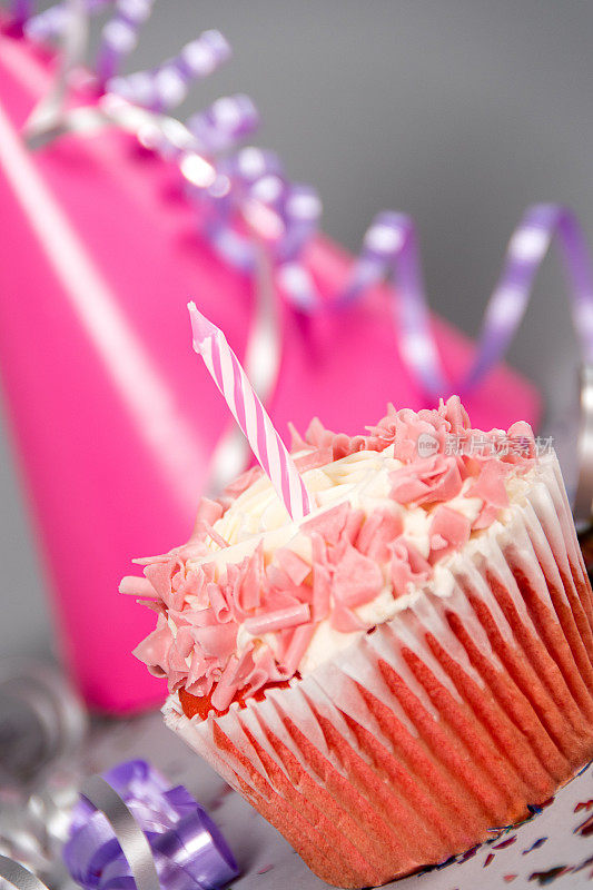 女孩生日派对的粉色纸杯蛋糕