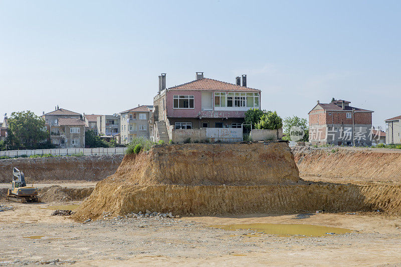 土耳其伊斯坦布尔建筑工地的废弃房屋