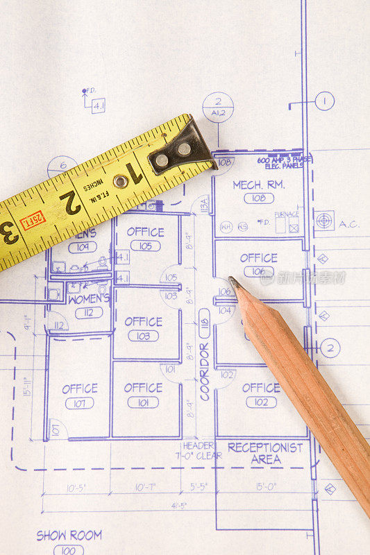 商业建筑图则中的卷尺和木工铅笔