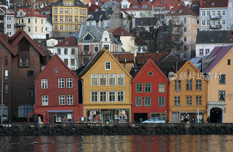 卑尔根市，挪威现代和传统的木制房屋