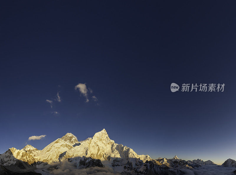珠穆朗玛峰，昆布山谷，蓝色的高空，喜马拉雅山，尼泊尔