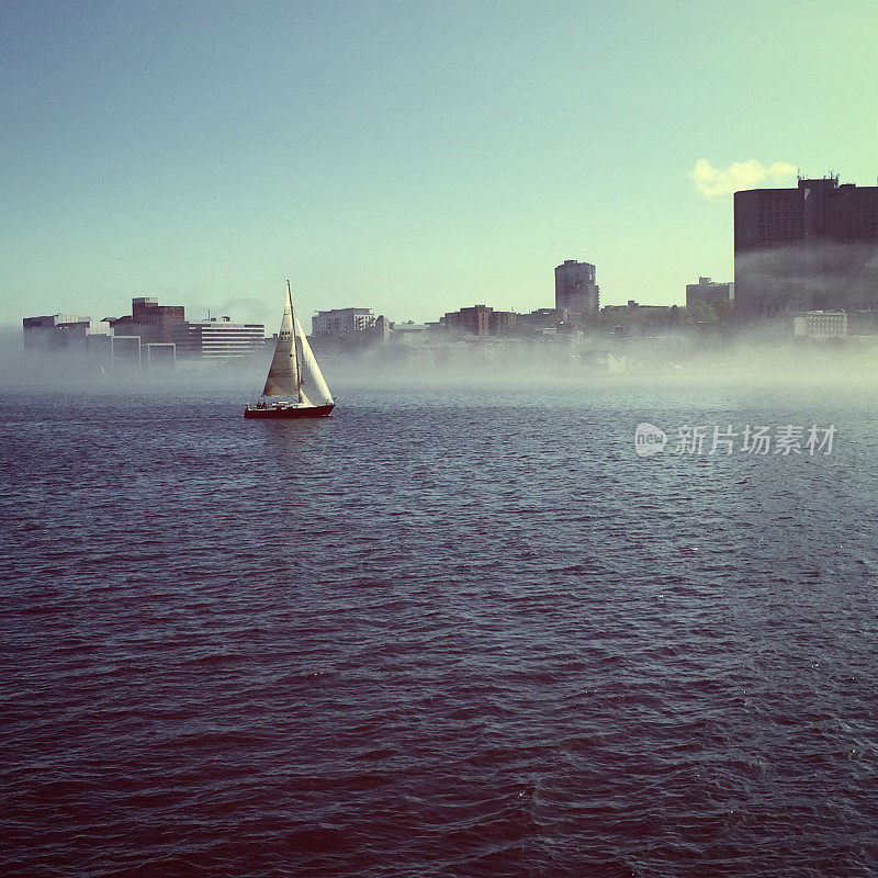 帆船和雾