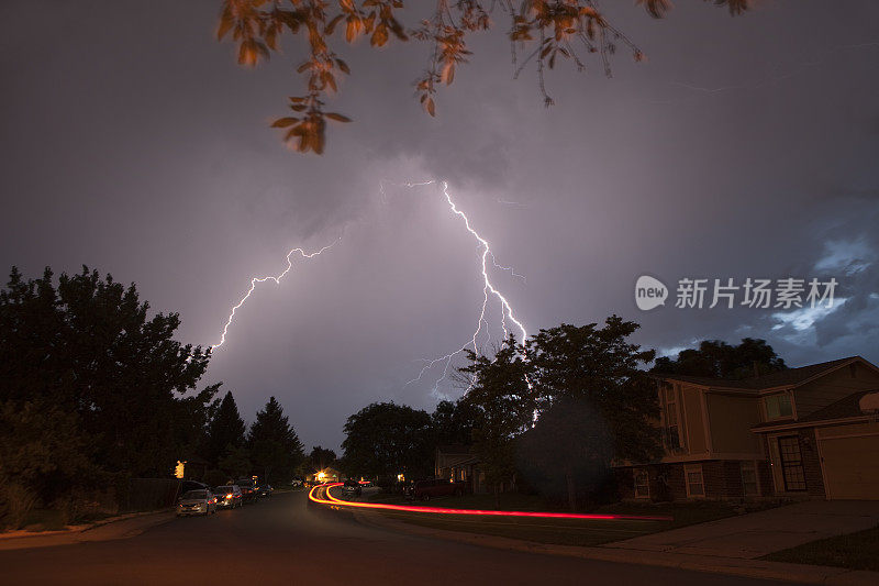 闪电击中了科罗拉多州丹佛市的房屋和街道